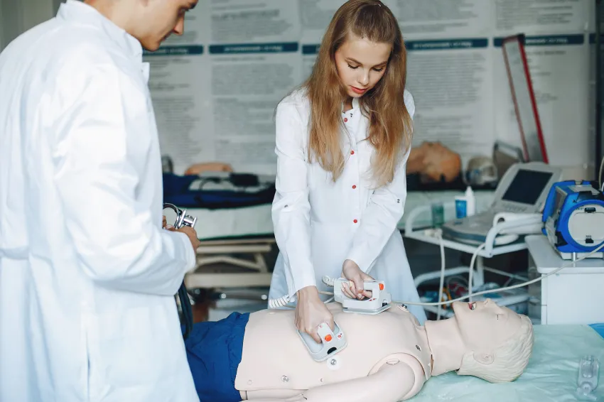 کارآموز پرستاری درحال آموزش
